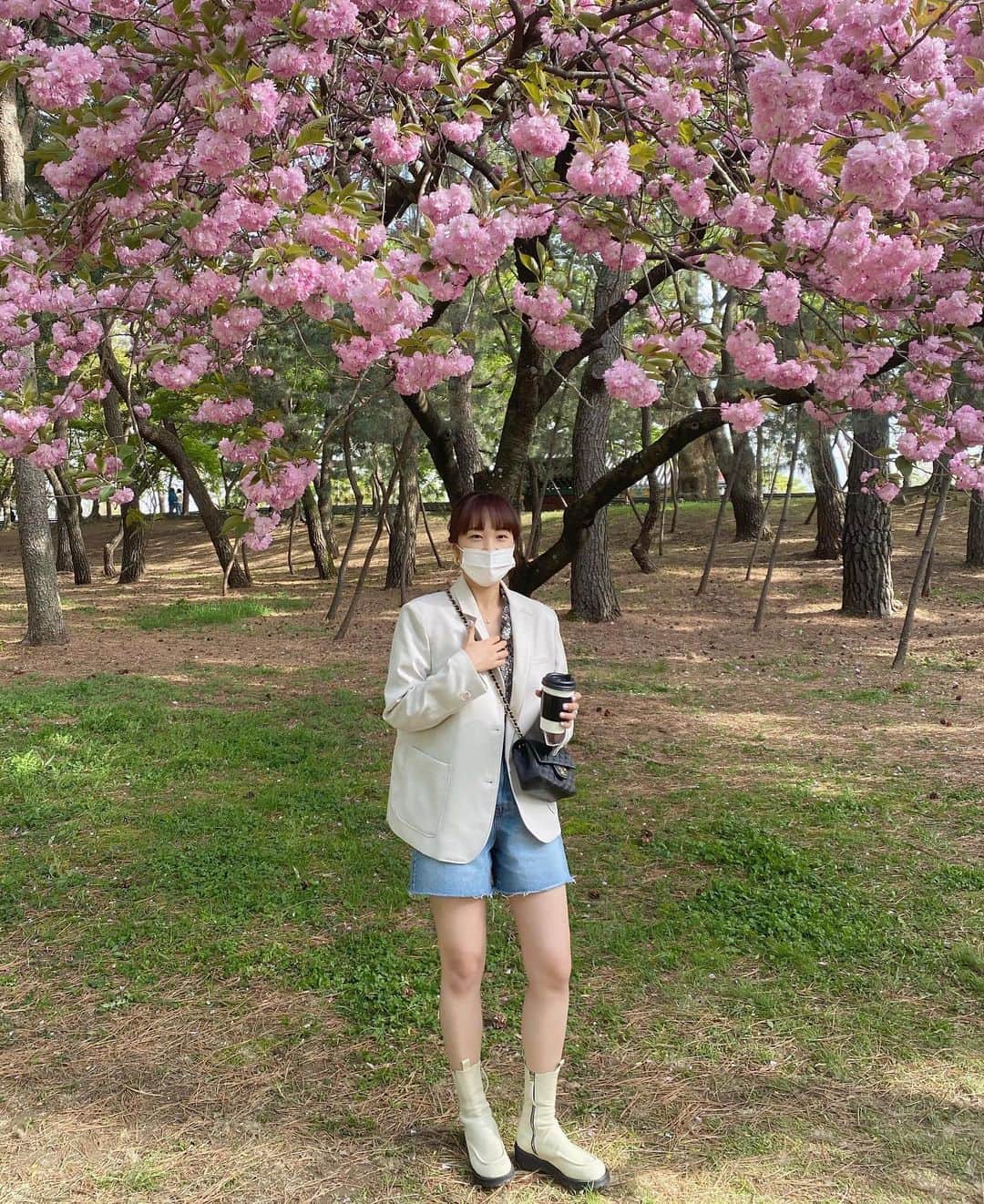 パク・ミンジさんのインスタグラム写真 - (パク・ミンジInstagram)「겹벚꽃나무 한그루에도 기분이가 좋은 짹짹이들♡」4月18日 22時22分 - miinzzi
