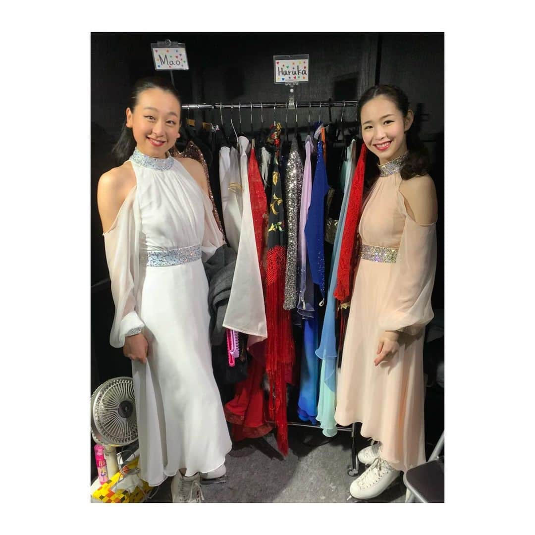 今井遥のインスタグラム：「サンクスツアー埼玉公演が終わりました🌹 ありがとうございました✨  サプライズで200回公演のお祝いをしていただきました。  思えば2年前、ここ上尾のリンクは、私にとって最初の集合場所でした。  僅かな不安を抱いて臨んだ夜の全体練習。  でもそんな不安を、皆が笑顔で温かく迎えてくれて、一瞬で消してくれました。  真央ちゃんの元に集った素晴らしいメンバーと共に、このツアーを影で支えてくれた方々への感謝の想いを抱き、ラストに向かいます。  ラストは千秋楽横浜公演です⛸  #浅田真央サンクスツアー ﻿ #maotour #埼玉 #上尾 #真央ちゃん手作りネームプレート🌟 #sodeepisthenight #祝200回公演」