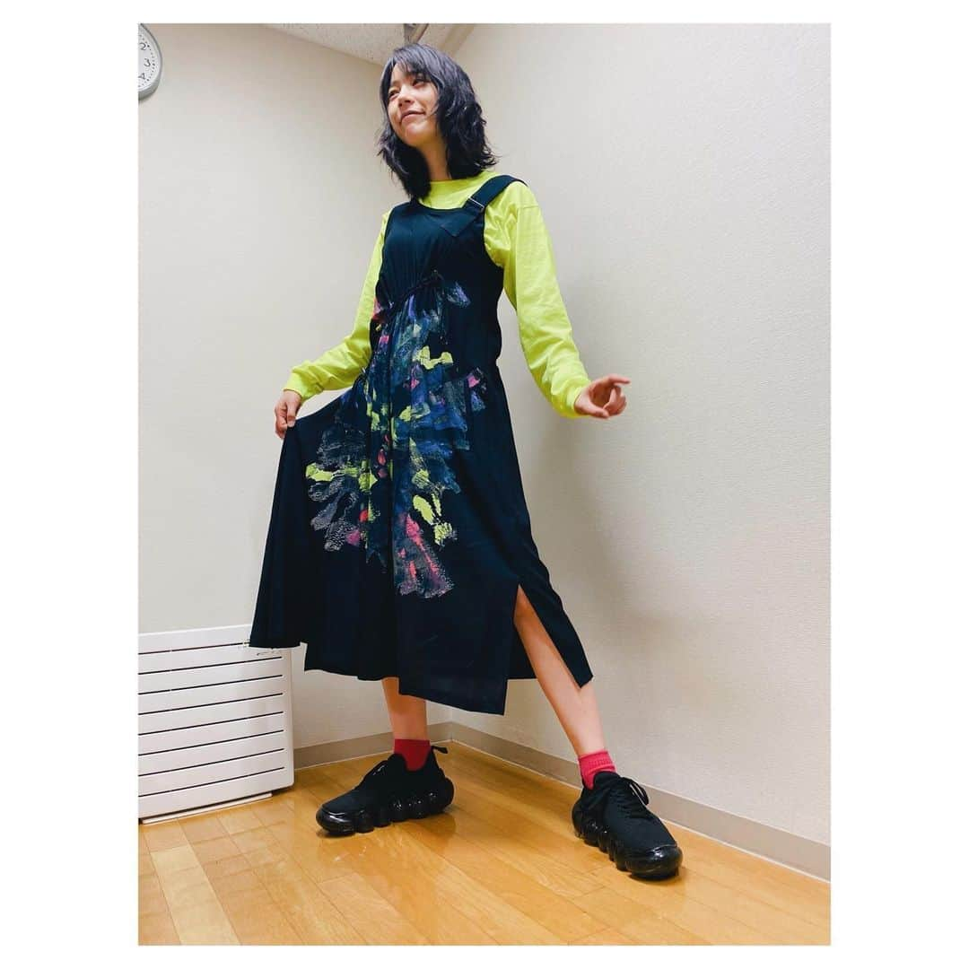 のん（能年玲奈）さんのインスタグラム写真 - (のん（能年玲奈）Instagram)「本日は、シブヤデアイマショウ初日でした！お越しいただいた皆様ありがとうございました。 初日という事で、気合いを入れて、 GroundYさんとコラボさせていただいた時のワンピースでコクーンへ行きました👗素敵なシルエットに私の絵…最高のワンピースです。  楽しかったなあ〜。 ショウって素敵ですね。 優しく楽しい出演者の皆様ミュージシャンの皆様、ゲストの皆様、芸術監督松尾スズキさん盛り沢山のショー！最高ですね！  引き続き健康に気をつけて、明日も楽しもう〜〜。 #シブヤデアイマショウ #Bunkamura #シアターコクーン」4月18日 22時28分 - non_kamo_ne