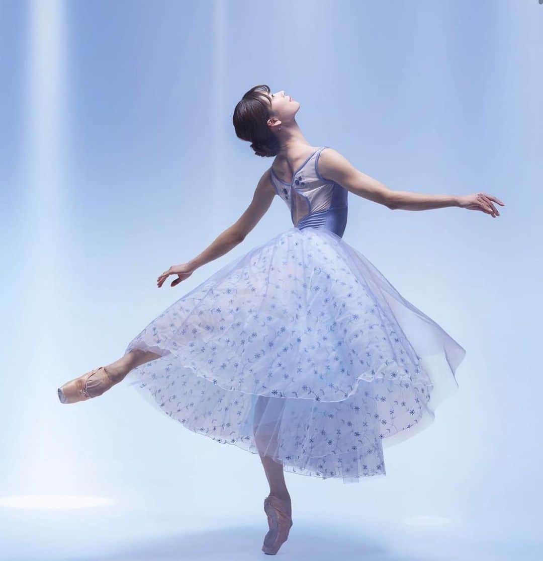 中村祥子のインスタグラム：「花々をゆらす、 やわらかな春風を想わせるコレクション  CHACOTT BALLET 2021 SPRING SUMMER collection  ‘’Fairy tale” in April   @chacott_jp   どのアイテムも本当に素敵で それぞれのレオタードに 雰囲気があり、着ることによりさらに気分も上がります‼️白いロングのスカートは、リハーサルなどにピッタリのスカート。柔らかくて透け感もちょうどよく、とてもおすすめです✨✨花柄のスカートはボリュームもあり、本当に可愛いスカートでした😍」