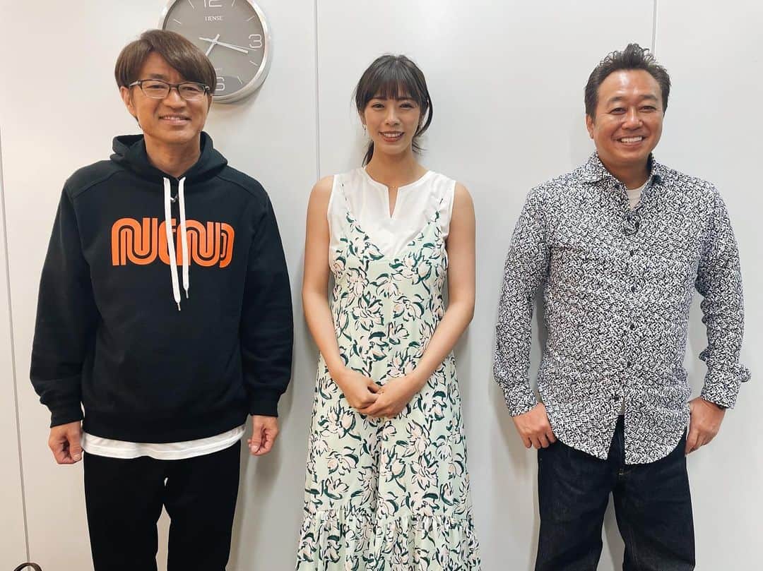 わちみなみのインスタグラム：「25:56〜テレビ朝日﻿ 「#さまぁ〜ず論」﻿ 持論発表会です。﻿ わたしの持論はセクシーについてです✊🏻﻿ おふたりにうまく伝えることが﻿ できただろうか。。。﻿ ﻿ 事務所の大大大先輩のさまぁ〜ずの﻿ おふたり、デビューしたての頃から﻿ 優しくしてくださっているんです。﻿ ﻿ 久しぶりにお仕事でお会いできて﻿ 本当に嬉しかった。。﻿ ﻿ 写真、初めて3人で撮っていただけました。﻿ 囲もうか、と囲んでくださり、﻿ この笑顔です🙇🏼‍♀️✨﻿ 写真頼んでおいて、﻿ 恥ずかしくてぎくしゃくしちゃいました💦笑﻿ ﻿ 会うとほっと安心しちゃいます。﻿ 収録後お会いして話すことは反省ばかりでした笑﻿ ﻿ #さまぁ〜ず論﻿ #優しい　#優しい写真　 ﻿」