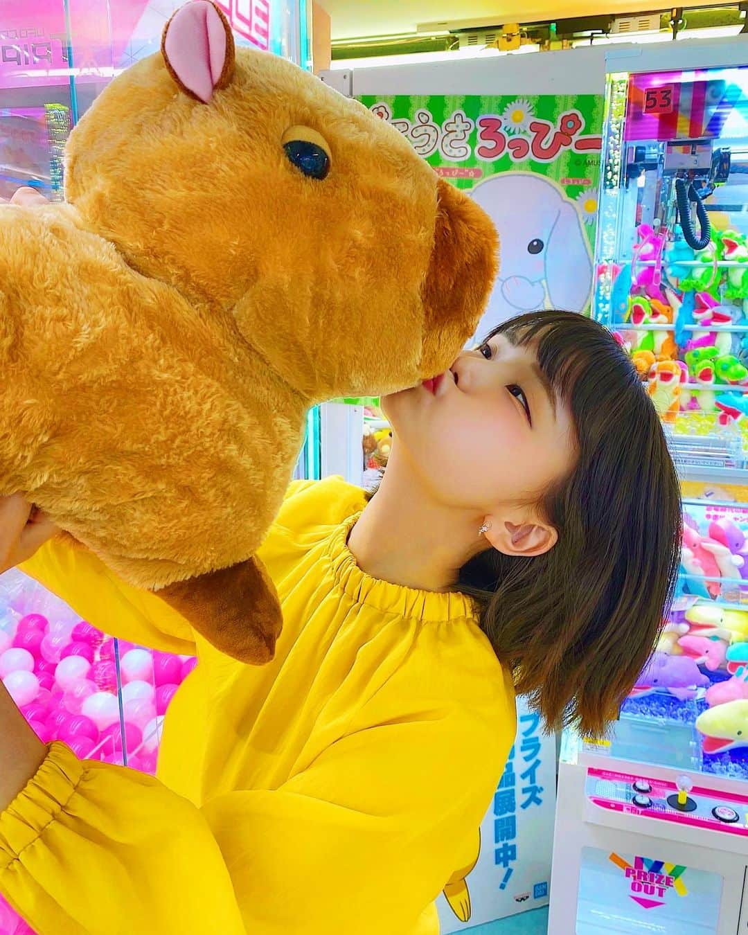 みもれもんさんのインスタグラム写真 - (みもれもんInstagram)「I took a capybara with a UFO catcher at an arcade 🤤✌️💘  ・ こんにちは〜🧸 𓂃 𓈒𓏸◌‬🤍🛸 ゲームセンターでカピバラの ぬいぐるみをGETしましたぁ🤤💘 500円で取れたょぅ⊂( ・ ̫・ )⊃三かゎちぃ🧠💉 UFOキャッチャーとかお祭りの 射的とか、なぜか得意です🤤✌️🛸🏹w ・ ・  #mimoremon #camera #Japan #fashion #japanese #2021 #みもれもん #インスタグラビア #ショートヘア #ボブ #黒髪 #カメラ #日本女孩 #大人女子 #一个人生活 #日本女孩 #UFOキャッチャー #新宿 #ぬいぐるみ」5月17日 18時25分 - mimore_mon0929