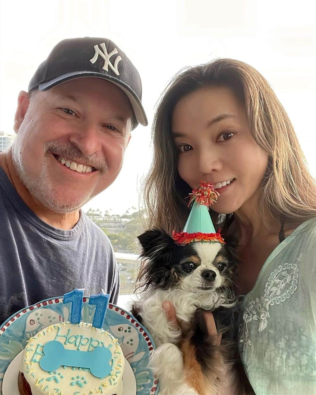 のインスタグラム：「Today my Dondon🐶 is 11 years old 🐶 Happy Birthday my beautiful baby 🐶  今日5月16日はマイベイビーどんどん🐶の11歳のお誕生日🎂🎉 朝からお風呂🛀に入り、ケーキを買いに行き、家族でどんどん🐶のバースデーパーティー🎉 去年はロックダウン中のNYセントラルパークでお祝いしたね😊 いつも、幸せを有難うどんどん🐶💕もっともっと幸せにするね  #takakoworldstylin🌎 #takakohawaiistylin🏝 #lifestyle#hawaii#happybirthday #dondon🐶#どんどん🐶#chihuahua #チワワ#家族写真」