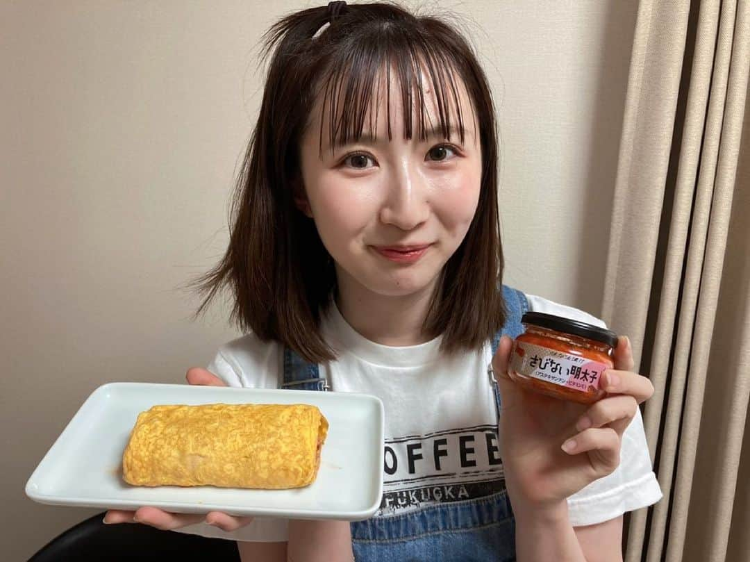 早田ひなのインスタグラム：「＊ 味宝卵の卵を使って卵焼き作り〜🍳🍳 アクセントとしてふくやさんの商品の『さびない明太子』を入れて作ってみました︎︎✌︎︎︎✌︎  卵の甘みにちょっぴり明太のピリ辛さがあって相性抜群でした😎👍   #ふくや #さびない明太子  #味宝卵 #🍳🥚  #料理は時間との勝負  #この卵焼きは石田おじさんが食べてくれました！」