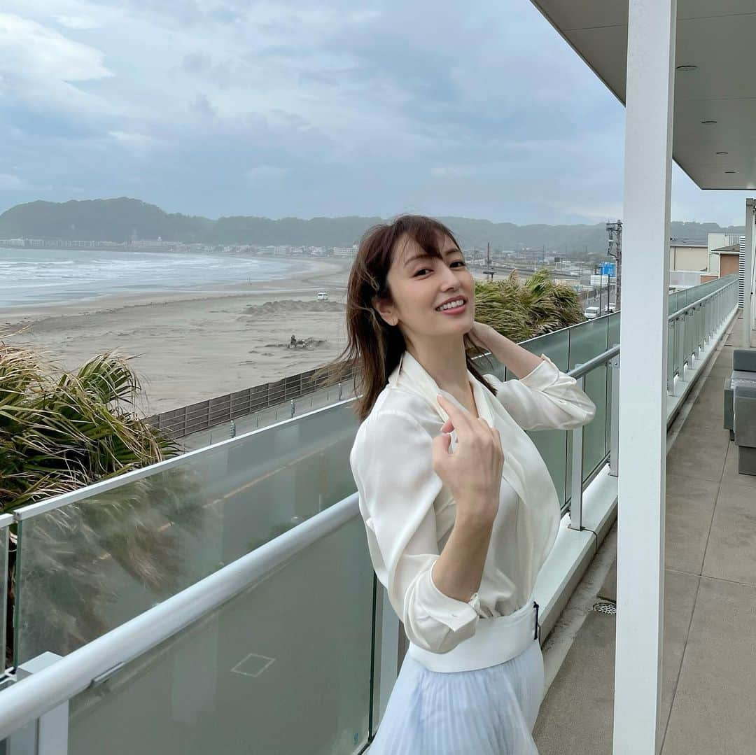 矢田亜希子さんのインスタグラム写真 - (矢田亜希子Instagram)「今日は海が目の前の素敵なスタジオで撮影でした‼︎ #撮影#強風#髪の毛が強風で面白い#素敵な時間でした」5月17日 18時43分 - akiko_yada