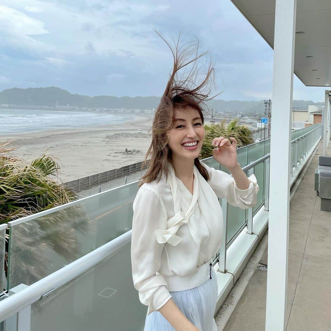 矢田亜希子さんのインスタグラム写真 - (矢田亜希子Instagram)「今日は海が目の前の素敵なスタジオで撮影でした‼︎ #撮影#強風#髪の毛が強風で面白い#素敵な時間でした」5月17日 18時43分 - akiko_yada
