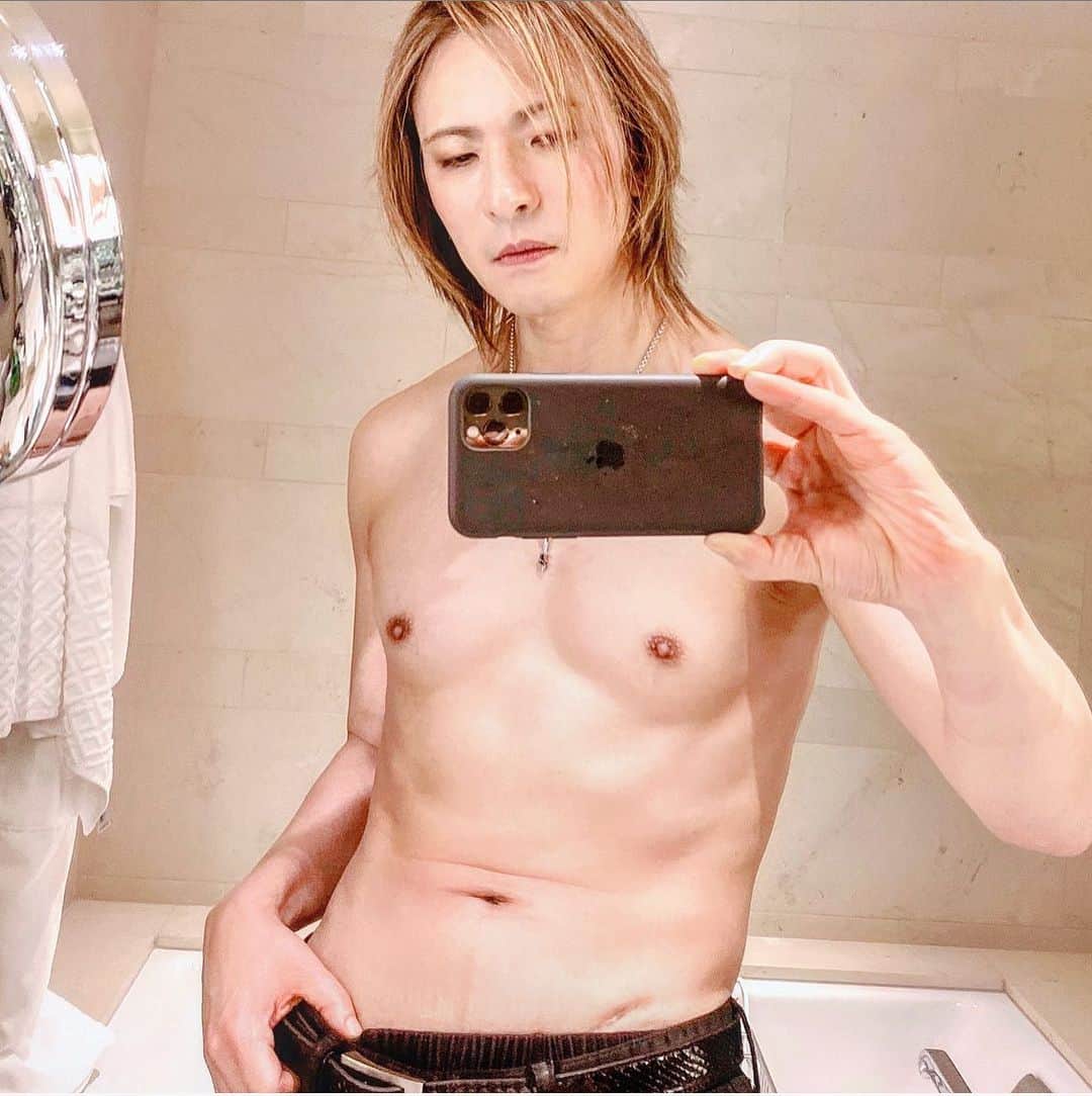 YOSHIKIのインスタグラム：「I’m semi-recovered. 4 years ago on May16th, I had my 2nd neck surgery-Artificial Disk Replacement. Still feeling numb in a few fingers. But because of your support, I'm semi-recovered.  4年前の5月16日、2回目の首の手術、人工椎間板置換術を受けた。 まだ指の一部は感覚ないけど、みんなのサポートのおかげで、ここまで回復した。 Thanx. Xx YOSHIKI  #yoshiki #xjapan #selfie」