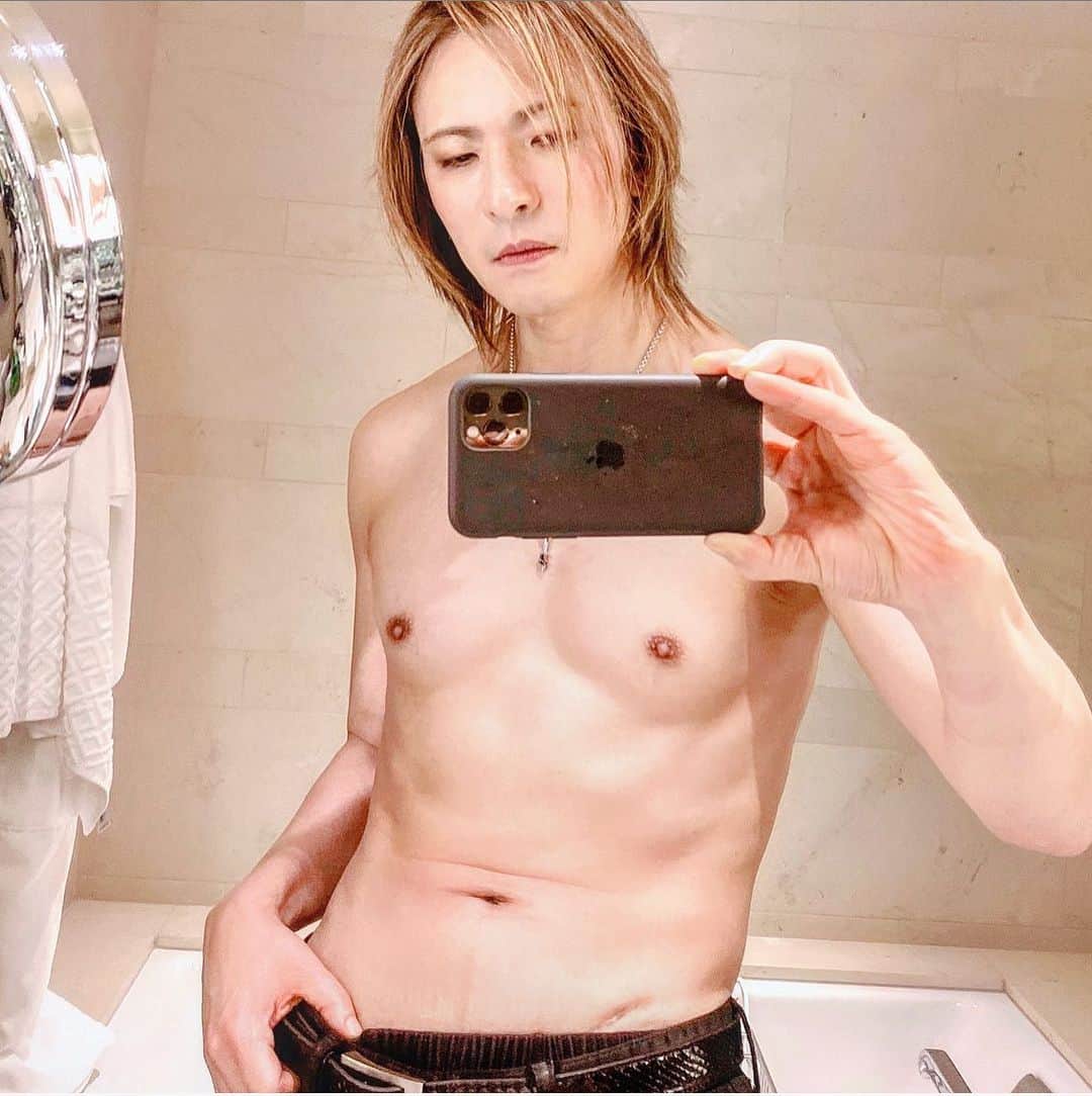 のインスタグラム：「I’m semi-recovered. 4 years ago on May16th, I had my 2nd neck surgery-Artificial Disk Replacement. Still feeling numb in a few fingers. But because of your support, I'm semi-recovered.  4年前の5月16日、2回目の首の手術、人工椎間板置換術を受けた。 まだ指の一部は感覚ないけど、みんなのサポートのおかげで、ここまで回復した。 Thanx. Xx YOSHIKI  #yoshiki #xjapan #selfie」