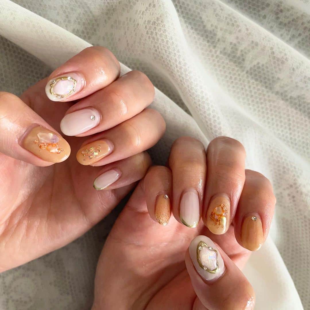 佐久間采那のインスタグラム：「. nail💅  #ニュアンスネイル #オレンジネイル #白ネイル #ホワイトネイル #ネイルサロンマイム #nuancenail #nuancenails #orangenails #whitenails #オパールネイル #サマーネイル」