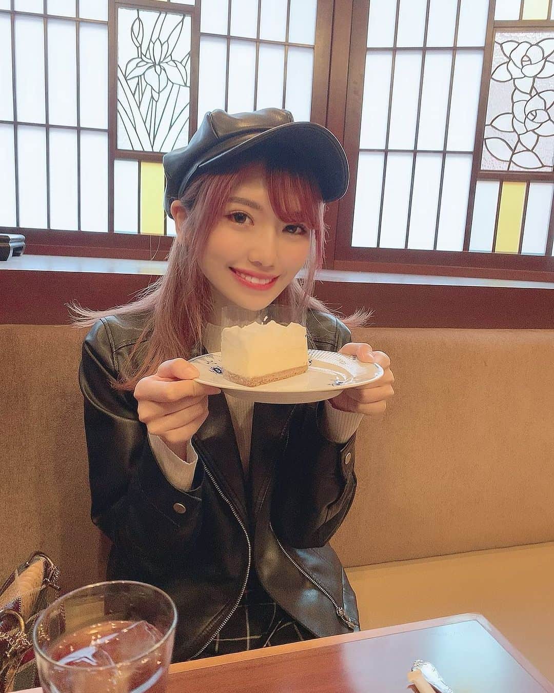 SHINTANITOUKOのインスタグラム：「チーズケーキ大好き人間  #チーズケーキ #チーズケーキ大好き #カフェ #cafe #カフェスタグラム #渋谷カフェ #渋谷  #椿カフェ #レースクイーン #デート風 #キャスケット #ライダースジャケット」