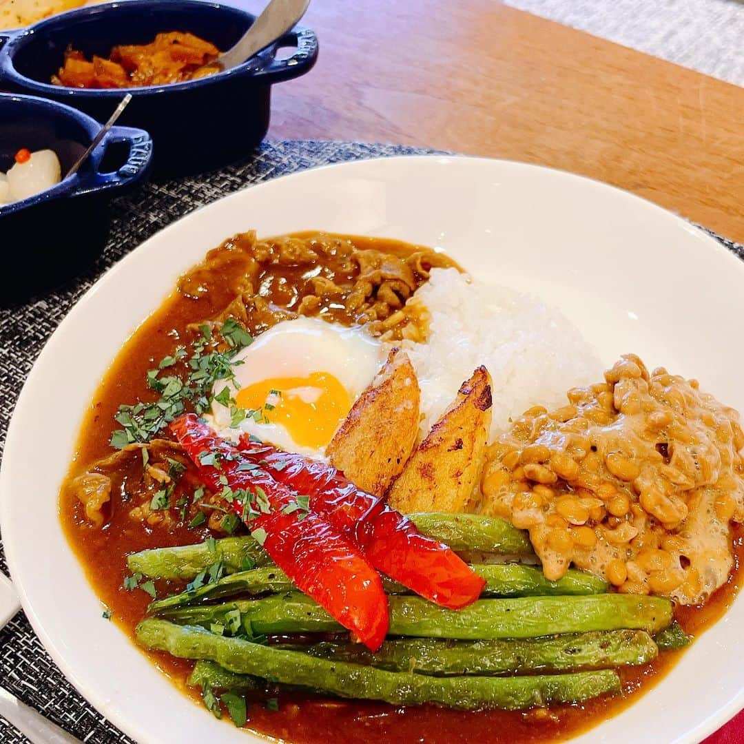 葉月里緒奈さんのインスタグラム写真 - (葉月里緒奈Instagram)「肉じゃがを作るつもりがカレーに変更。 ワンプレート楽ちんメニュー。 #おうちごはん #夕ご飯#カレー#カレーライス#ビーフカレー#納豆トッピング#rionahazuki」5月17日 19時26分 - riona_hazuki