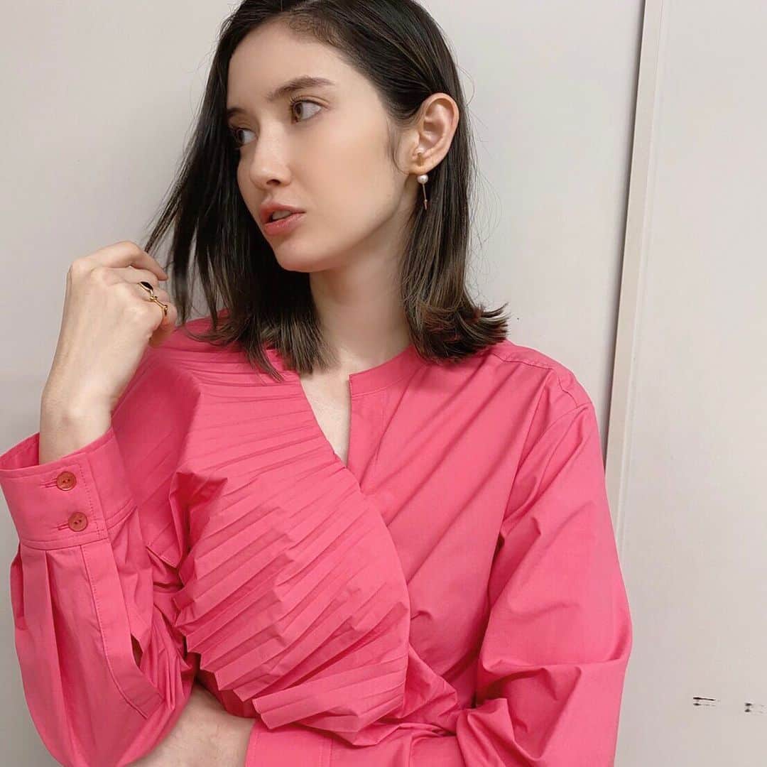 市川紗椰のインスタグラム：「「教えてもらう前と後」﻿ このあと放送される声優SPに出演します。﻿ 関智一さん、内田真礼さん、浪川大輔さん、大塚明夫さん、などなど！﻿ 関さんの一人15役、凄かった！真礼ちゃんの はめふらのカタリナ様の脳内会議もさすがでした。﻿ 浪川さんのスタジオでの実践も迫力大。﻿  ﻿ MBS･TBS系「教えてもらう前と後」﻿ 5月17日　22:00〜﻿ ﻿ 衣装 は→﻿ #トップス @パンツ@_irene__official_﻿ #サンダル @quartierglam﻿ #ピアス #ピンキーリング@hirotakajewelry﻿ #ストーンリング@mariha_official﻿ ﻿ #嘘だと言ってよバーニィ」