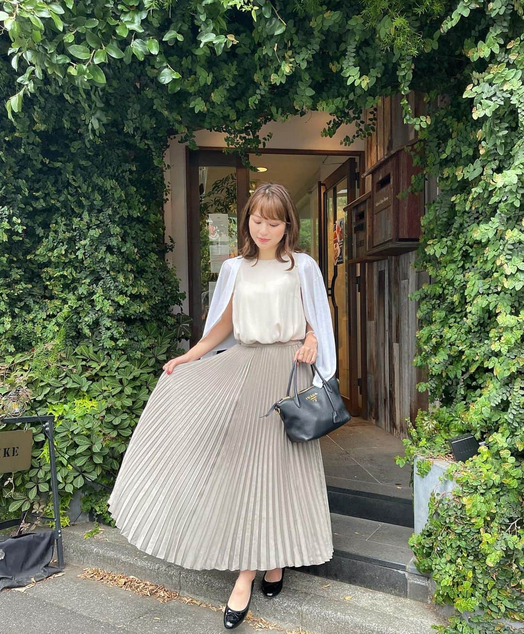 沖田愛加さんのインスタグラム写真 - (沖田愛加Instagram)「最近雨ばっかりだけど、お気に入りのレインシューズを見つけて 気分あげたいなあって思ってる☺️ 履いてるのは唯一持ってるレインシューズ👡 . . photo  by @harurappy_1211 🤍 . . 🧥 @proportionbodydressing 👗 @elenore_official 👡　@orientaltraffic_official 👜　@prada . . #雨の日コーデ #雨の日 #レインシューズ #オリエンタルトラフィック #ロングスカート #カーディガンコーデ #カーディガン」5月17日 19時26分 - okita_aika