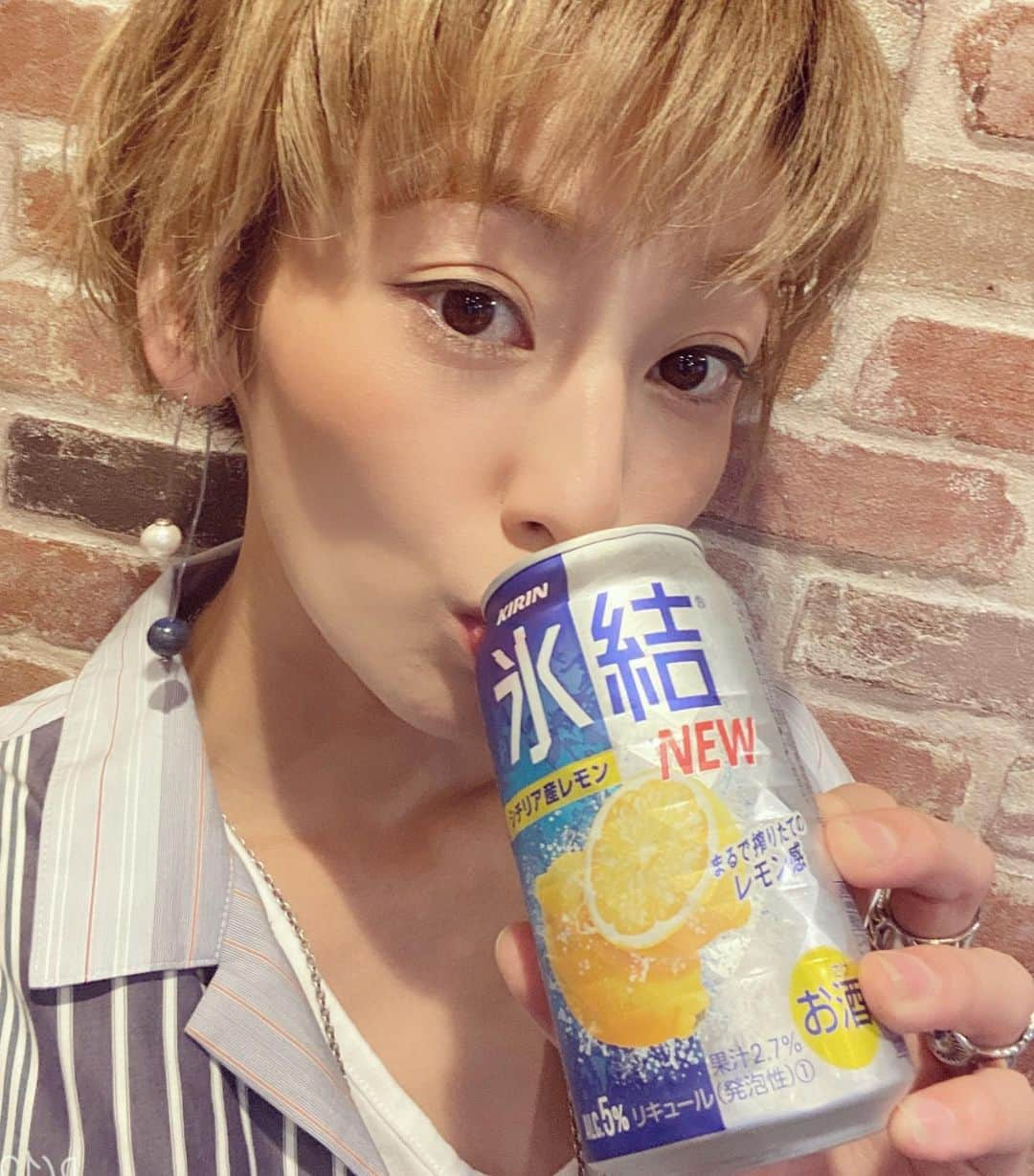 西山茉希さんのインスタグラム写真 - (西山茉希Instagram)「氷結レモンリニューアルっっ⭐️⭐️⭐️ #搾りたてレモン感アップ #氷点凍結 #四文字の並びがすでに魅力的  リニューアルした氷結が 店主のお供の仲間入り。  早速飲みましたがやはり、氷結は最高です。  おいしいレモンチューハイはバディーです。  #西山食堂 #店主の氷結 #増えました  タグ祭行きます。 #新氷結 #まるで搾りたてのおいしさ #確かにおいしくなってる #氷結 #氷結レモン #PR  レベルアップした氷結レモンの天使の拍手を、また一緒に楽しみませう🎶🍻🎶」5月17日 19時35分 - maki.nshiyama50