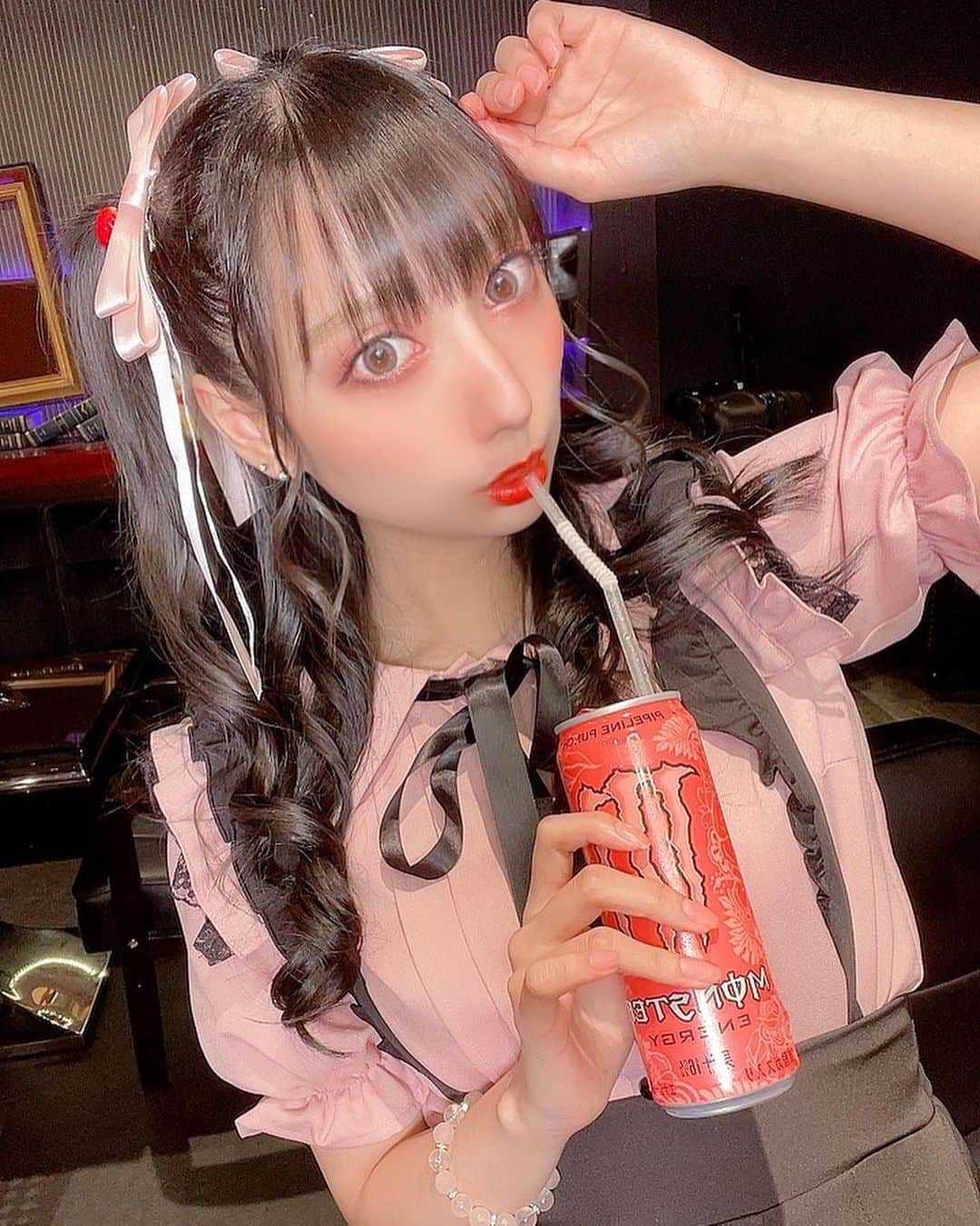 美羽フローラのインスタグラム：「量産型になっても愛してくれる💗？ . . #配信 #配信イベント #ツイキャス配信 #コンカフェ #新宿 #shinjuku #歌舞伎町 #kabukicho #グラドル #japanesegravureidol #凹版偶像 #コスプレイヤー #cosplayer #角色扮演者 #量産型コーデ  #mars #ぴえん系女子  #量産型メイク #地雷メイク  #フォローミー #followme #跟着我」