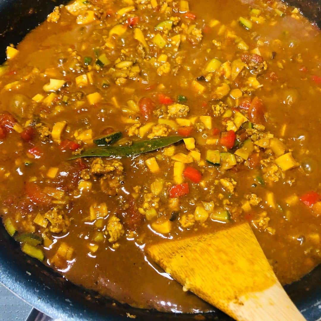 原日出子さんのインスタグラム写真 - (原日出子Instagram)「今夜は キーマカレー✨ 20種類のスパイスを炒めて カレー粉を作るところから👍 合い挽き肉 筍 蓮根 椎茸 ズッキーニ パプリカ 玉ねぎ 生姜 大蒜 ダイストマト 鶏ガラスープ コンソメ 赤ワイン 塩胡椒 。 隠し味に りんごジャム 蜂蜜 ケチャップ ウスターソース。 箸休めには 最近ハマってる 蛸のディルマヨソース和え😊 カレーのトッピングには レタス  パクチー  チェダーチーズ  アーリーレッド  ミニトマト。 お供は 赤ワイン🍷 免疫力アップ 間違いなしの メニューでした❣️  #お家ご飯 #家族でご飯 #かあちゃんの味 #キーマカレー #蛸 #免疫力アップ #毎日を楽しく #幸せのレシピ #今日食べた物が明日の身体を作る」5月17日 19時27分 - hara_hideko