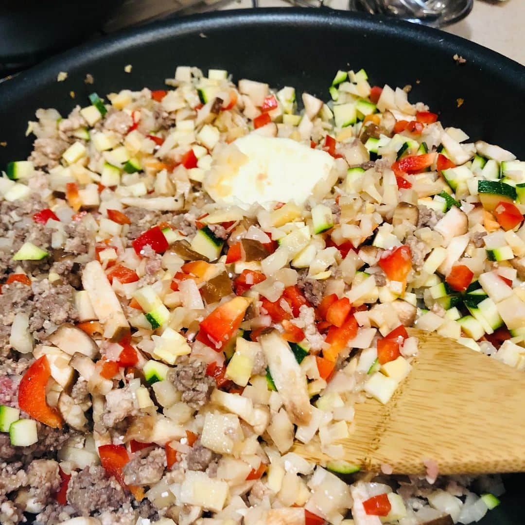 原日出子さんのインスタグラム写真 - (原日出子Instagram)「今夜は キーマカレー✨ 20種類のスパイスを炒めて カレー粉を作るところから👍 合い挽き肉 筍 蓮根 椎茸 ズッキーニ パプリカ 玉ねぎ 生姜 大蒜 ダイストマト 鶏ガラスープ コンソメ 赤ワイン 塩胡椒 。 隠し味に りんごジャム 蜂蜜 ケチャップ ウスターソース。 箸休めには 最近ハマってる 蛸のディルマヨソース和え😊 カレーのトッピングには レタス  パクチー  チェダーチーズ  アーリーレッド  ミニトマト。 お供は 赤ワイン🍷 免疫力アップ 間違いなしの メニューでした❣️  #お家ご飯 #家族でご飯 #かあちゃんの味 #キーマカレー #蛸 #免疫力アップ #毎日を楽しく #幸せのレシピ #今日食べた物が明日の身体を作る」5月17日 19時27分 - hara_hideko