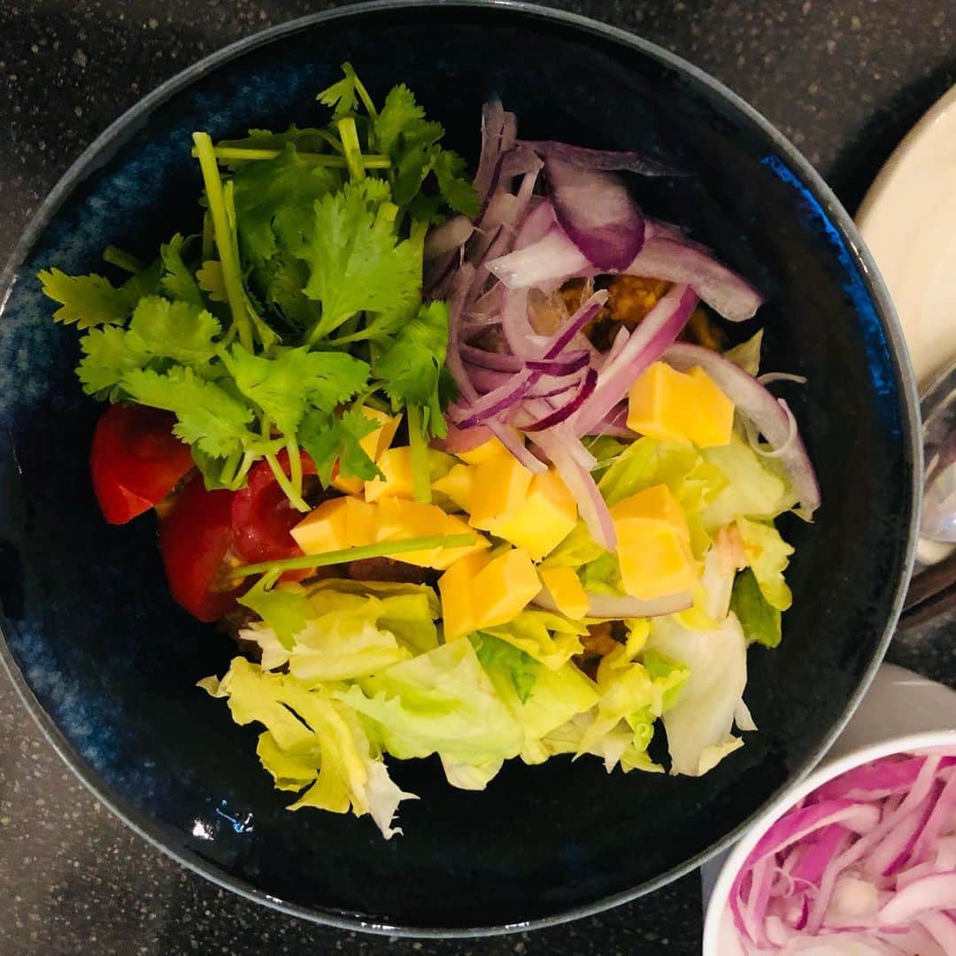 原日出子さんのインスタグラム写真 - (原日出子Instagram)「今夜は キーマカレー✨ 20種類のスパイスを炒めて カレー粉を作るところから👍 合い挽き肉 筍 蓮根 椎茸 ズッキーニ パプリカ 玉ねぎ 生姜 大蒜 ダイストマト 鶏ガラスープ コンソメ 赤ワイン 塩胡椒 。 隠し味に りんごジャム 蜂蜜 ケチャップ ウスターソース。 箸休めには 最近ハマってる 蛸のディルマヨソース和え😊 カレーのトッピングには レタス  パクチー  チェダーチーズ  アーリーレッド  ミニトマト。 お供は 赤ワイン🍷 免疫力アップ 間違いなしの メニューでした❣️  #お家ご飯 #家族でご飯 #かあちゃんの味 #キーマカレー #蛸 #免疫力アップ #毎日を楽しく #幸せのレシピ #今日食べた物が明日の身体を作る」5月17日 19時27分 - hara_hideko