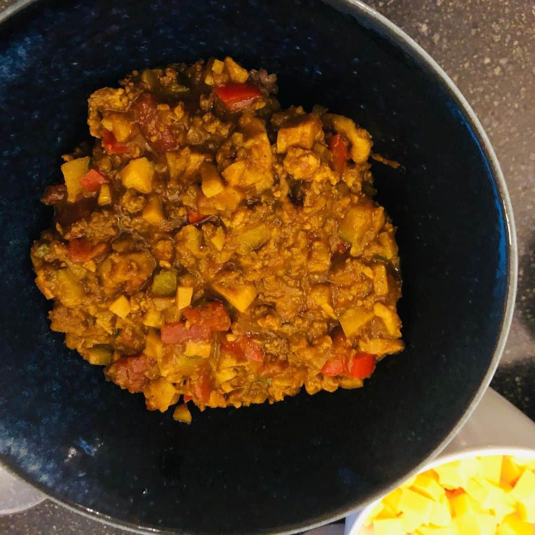 原日出子さんのインスタグラム写真 - (原日出子Instagram)「今夜は キーマカレー✨ 20種類のスパイスを炒めて カレー粉を作るところから👍 合い挽き肉 筍 蓮根 椎茸 ズッキーニ パプリカ 玉ねぎ 生姜 大蒜 ダイストマト 鶏ガラスープ コンソメ 赤ワイン 塩胡椒 。 隠し味に りんごジャム 蜂蜜 ケチャップ ウスターソース。 箸休めには 最近ハマってる 蛸のディルマヨソース和え😊 カレーのトッピングには レタス  パクチー  チェダーチーズ  アーリーレッド  ミニトマト。 お供は 赤ワイン🍷 免疫力アップ 間違いなしの メニューでした❣️  #お家ご飯 #家族でご飯 #かあちゃんの味 #キーマカレー #蛸 #免疫力アップ #毎日を楽しく #幸せのレシピ #今日食べた物が明日の身体を作る」5月17日 19時27分 - hara_hideko