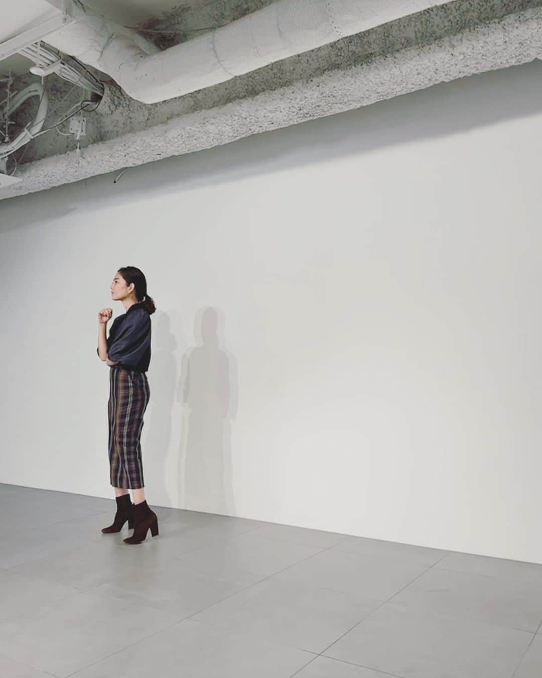 白澤貴子のインスタグラム：「This is a shooting week.  現在撮影ラッシュ中。  この日はモデル着替え待ち合間に大会社の社長就任気分が味わえた日。☞2枚目  #こんな時こそ心に余裕を」