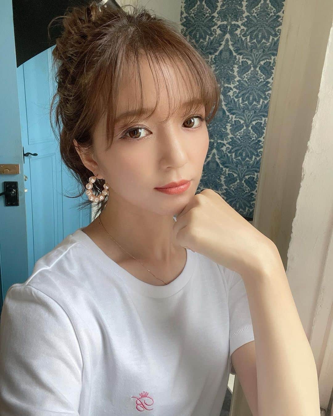岩本知世のインスタグラム：「いつもと違うアレンジとか、可愛いヘアーだと自撮りしたくなる☺️❤️」