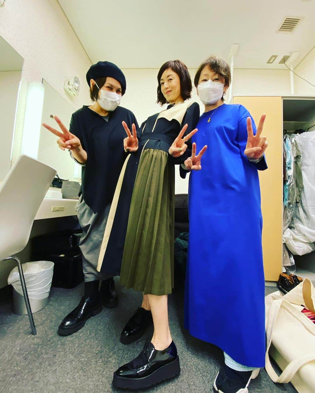 高岡早紀 さんのインスタグラム写真 - (高岡早紀 Instagram)「あぁ、今日も楽しかった〜 映画"リカ"の番宣してきたよ。 右側のスタイリストなっちゃんはこの写真のスタイル "ナウシカ"みたいに見えるでしょ⁉︎って言い張るんだけど、 皆さまの意見はど？ そう？ いい？笑  #リカ　#映画　#6/18公開」5月17日 19時51分 - saki_takaoka