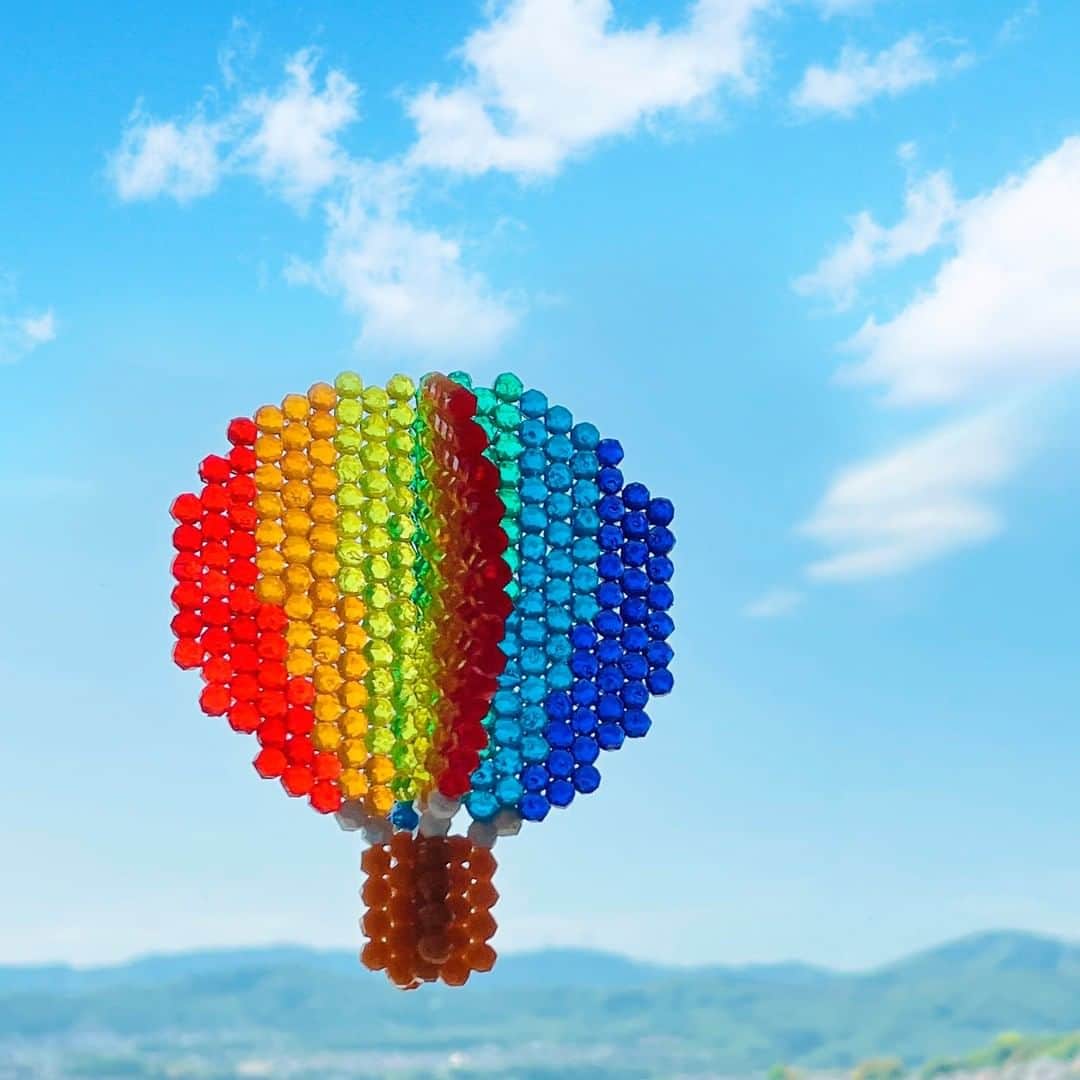 アクアビーズ公式さんのインスタグラム写真 - (アクアビーズ公式Instagram)「・ アクアビーズで立体の気球を作ってみました！  キラキラビーズに光が反射してとってもキレイ✨  吊るして飾ればまるで本物の気球みたいです🌞  こちらの作品は、公式ウェブサイトからイラストシートをダウンロードして作ることが出来ますので、ぜひ作ってみて下さい🎈  #アクアビーズ #aquabeads #ビーズ #beads #アクアビーズアレンジ #気球 #バルーン #hotairballoon #おうち時間」5月17日 20時00分 - epoch1958_jp