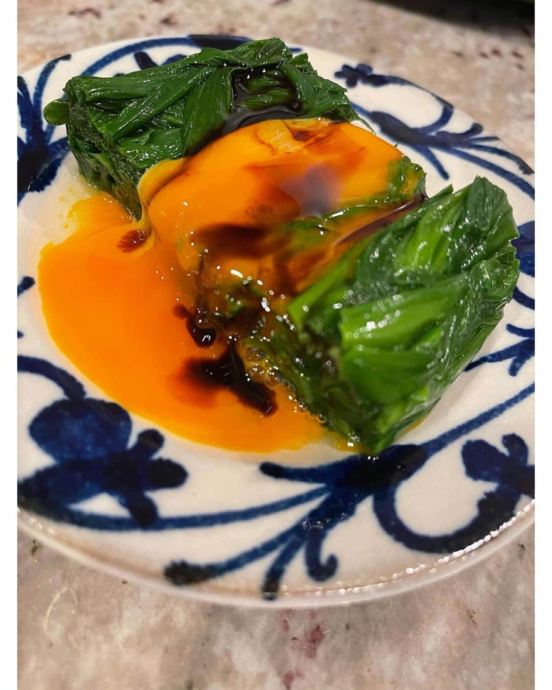 佐々木希さんのインスタグラム写真 - (佐々木希Instagram)「昨晩のごはん。 蜂蜜、にんにく、生姜、醤油を混ぜたタレに漬け込んで、20分オーブンで焼くだけのチキン。ローズマリーも一緒に☺︎ そして、こごみのお浸しと、ニラの上にとろ〜り黄身を乗せて。 #希んちのごはん」5月17日 20時05分 - nozomisasaki_official