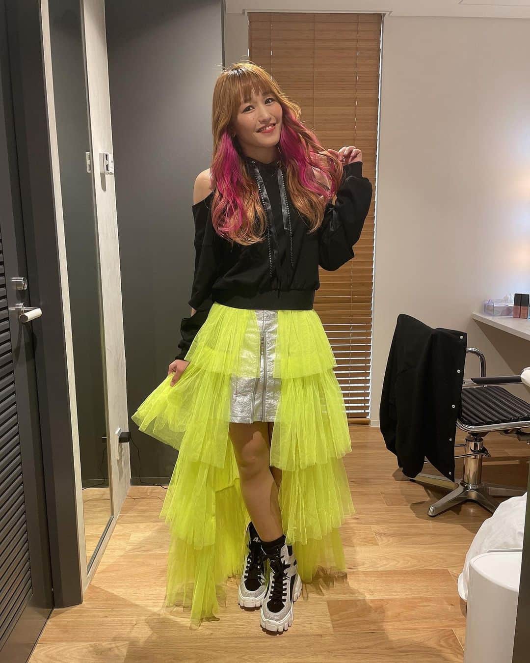 朱里さんのインスタグラム写真 - (朱里Instagram)「先日コラボで撮影したものが今日からJRトレインチャンネルで放映されてるみたいです🤩  私は《apish》さんとコラボさせていただきました😊嬉しい！！！！！  【GAMO×Hoyu×STARDOM】 youtu.be/bKP_vbFrb40 @YouTubeより   見てねーーー╰(*´︶`*)╯♡  #GAMO #Hoyu #STARDOM #prowrestling #apish #hair #makeup #beautiful #happy #hairsalon」5月17日 20時05分 - syuri_official