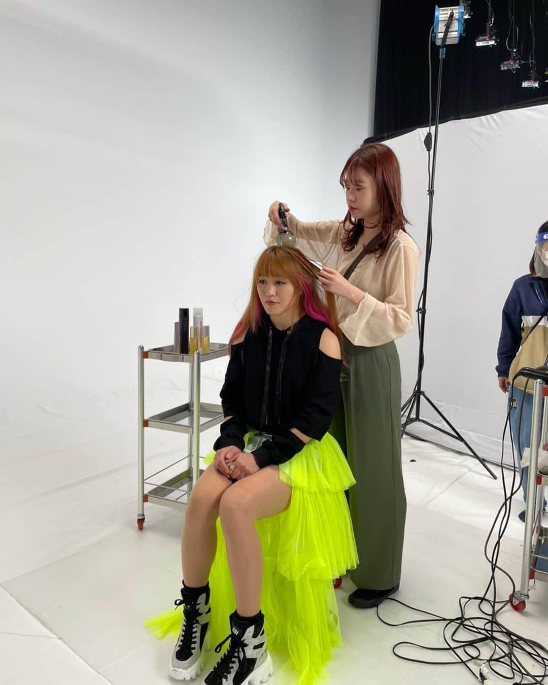 朱里さんのインスタグラム写真 - (朱里Instagram)「先日コラボで撮影したものが今日からJRトレインチャンネルで放映されてるみたいです🤩  私は《apish》さんとコラボさせていただきました😊嬉しい！！！！！  【GAMO×Hoyu×STARDOM】 youtu.be/bKP_vbFrb40 @YouTubeより   見てねーーー╰(*´︶`*)╯♡  #GAMO #Hoyu #STARDOM #prowrestling #apish #hair #makeup #beautiful #happy #hairsalon」5月17日 20時05分 - syuri_official