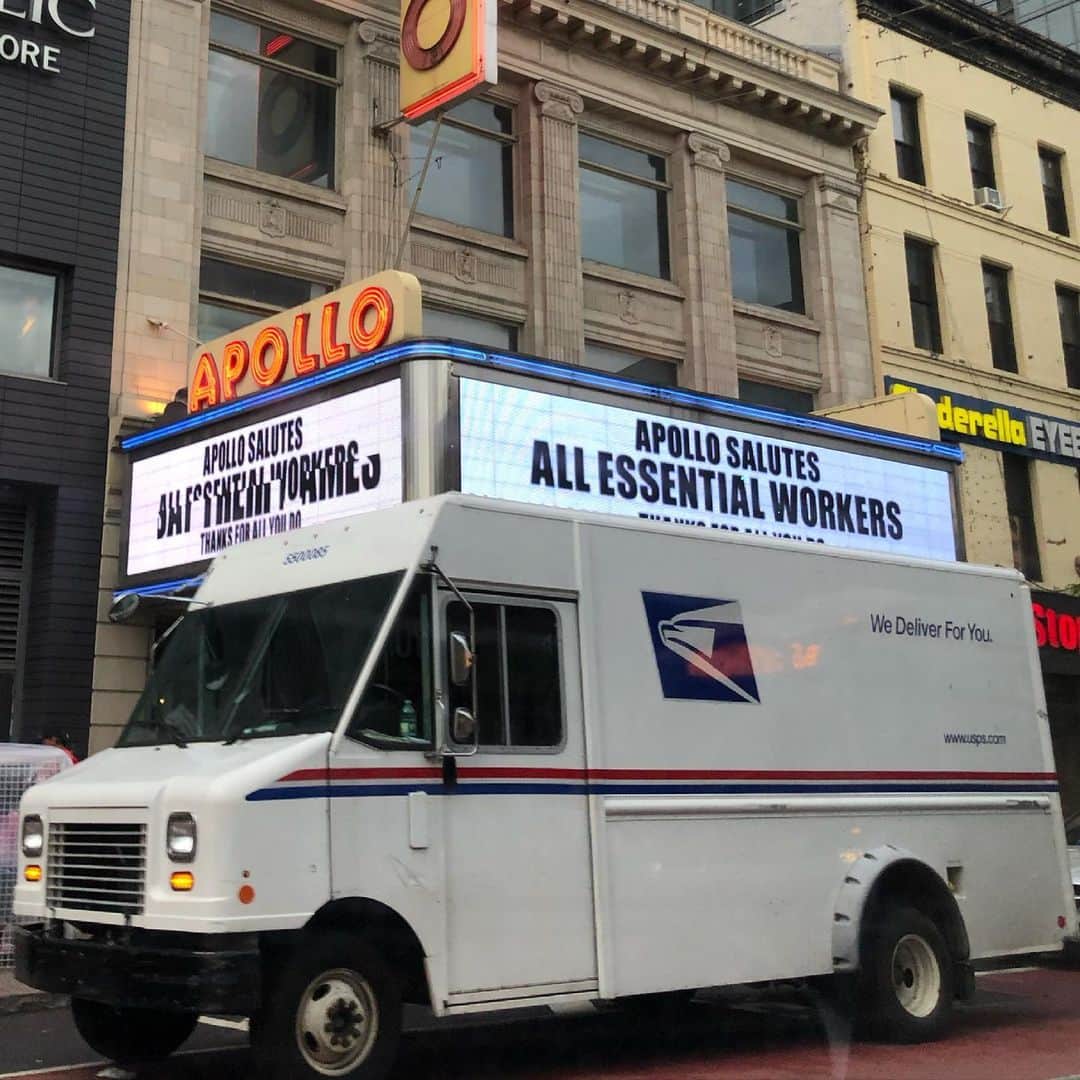 ヒュー・ジャックマンのインスタグラム：「Saw this sign and thought ... YES! As we see all of our neighborhoods reopen, we need to remember to thank all those essential workers who’ve helped us get here. Every single nurse, teacher, sanitation worker, bus driver, teacher, postal worker - all someone’s wife, husband, parent, daughter, son, friend. We are grateful. We thank you. #thankessentialworkers #worldwide @apollotheater PLEASE LEAVE YOUR THANKS BELOW FOR AN ESSENTIAL WORKER YOU KNOW!」