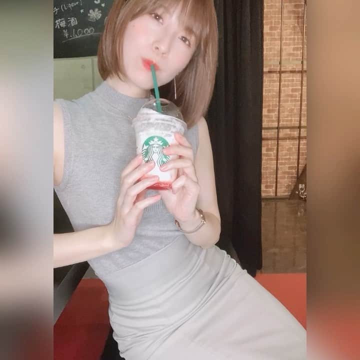 相原みぃのインスタグラム：「スタバのストロベリークリームフラペチーノ🍓 ファンの方にいただいたgifteeクーポンで☺ いつもありがとうございます！  #グラドル #ポートレート #フリーモデル #グラビア #フリーランス #ポートレートモデル #被写体 #撮影会 #写真好きな人と繋がりたい #カメラ好きな人と繋がりたい #くびれ #美脚 #撮影依頼 #仕事依頼 #ミリドル #portrait #shotting #japanesegirl #cute #kawaii #followme #スタバ新作 #ストロベリーフラペチーノ」