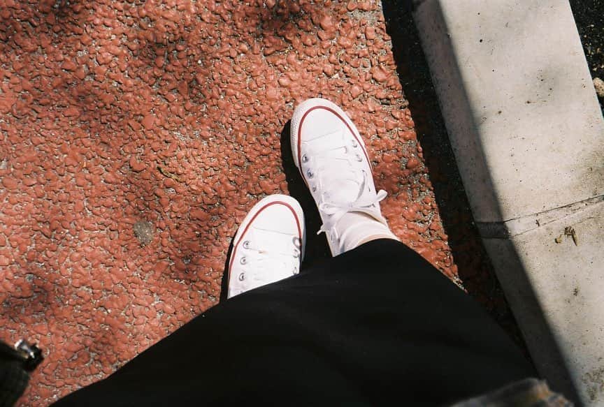 美山加恋さんのインスタグラム写真 - (美山加恋Instagram)「わかりずらいけど、、  白いコンバースにカフェラテを零しちままった記念。フィルムでぱしゃり。」5月17日 20時21分 - miyamakaren