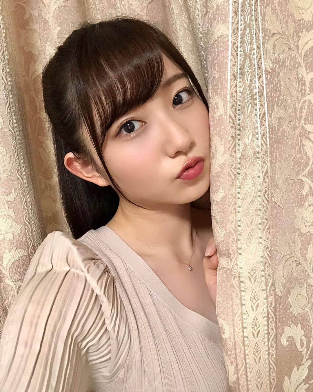 青山なぎささんのインスタグラム写真 - (青山なぎさInstagram)「23歳になりました。  初めて、こんなに沢山の方にお祝いをしていただきました。 日付が変わった瞬間からお祝いメッセージが届き、嬉しすぎて全然眠りにつけませんでした笑 私の写真フォルダは、メッセージのスクショや皆さんが送ってくださった画像などで溢れています…幸せ💞  私は元々、友達以外の人のInstagramやTwitterの投稿には、コメントすらできないタイプだったので、皆さんが感想や応援メッセージを送ってくださるのを見て、本当に凄いなと思っています！！尊敬です！ そして、ありがとうございます😭  Liella! デビューシングル「始まりは君の空」リリース記念オンラインイベントのトーク会では、沢山の方に直接お祝いのお言葉をいただきました🥰  トーク会で話す内容を事前に準備してくださったり、お誕生日ケーキを用意してくださったり、恋ちゃんのグッズを飾ってくださったり…私と会話する25秒のために、どれだけ時間をかけて色々考えてくれたんだろう…と感銘を受けました。本当に嬉しかったです☺️  私が芸能界を目指し始めた初期の頃から応援してくださっている方々が、トーク会にも参加してくださっていて、名前を見た瞬間に驚きで泣きそうになりました…。 前みたいに配信で毎日お話はできないけれど、変わらず応援してくださっていて、本当に嬉しかったです！！  また、お手紙やメッセージのお礼を直接言いたかったので、トーク会で気持ちを伝えることができて良かったと思いました！トーク会最高です😭次のトーク会は5/22！楽しみです✨  皆さんから沢山、元気や勇気をもらっているので、今度は私が、皆さんの笑顔の源になりたいです🔥  こうやって応援していただけるのも、決して当たり前のことではないので、この感謝の気持ちを何年経っても忘れたくないと思います。  何回も同じことを言ってしまうけれど、感謝の気持ちと初心を忘れずに、今後も活動を続けていきたいです。  人それぞれ感性も違って、色んな捉え方ができるので、文章だけで伝えるって難しいけれど、私のこの想い、皆さんに届いているといいな😌  素敵なお誕生日をありがとうございました！  #お誕生日 #トーク会 #幸せ #ありがとう」5月17日 20時26分 - aoyamanagisa_official