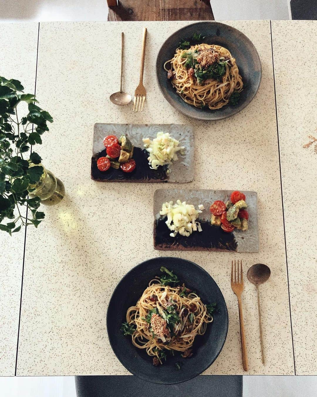 EMILY/BLUEさんのインスタグラム写真 - (EMILY/BLUEInstagram)「幼なじみがお家に 来てくれたので、イワシのパスタらんち🍝 お友達が作っていた セロリとさきイカのサラダ作ってみた♡ あー美味しかった♡ #おうちごはん #赤ちゃんのいる生活 #男の子ママ #女の子ママ #子供のいる暮らし #お花のある暮らし #植物のある暮らし #インテリア #ランチ #パスタランチ」5月17日 20時39分 - emilybluejewelry0220