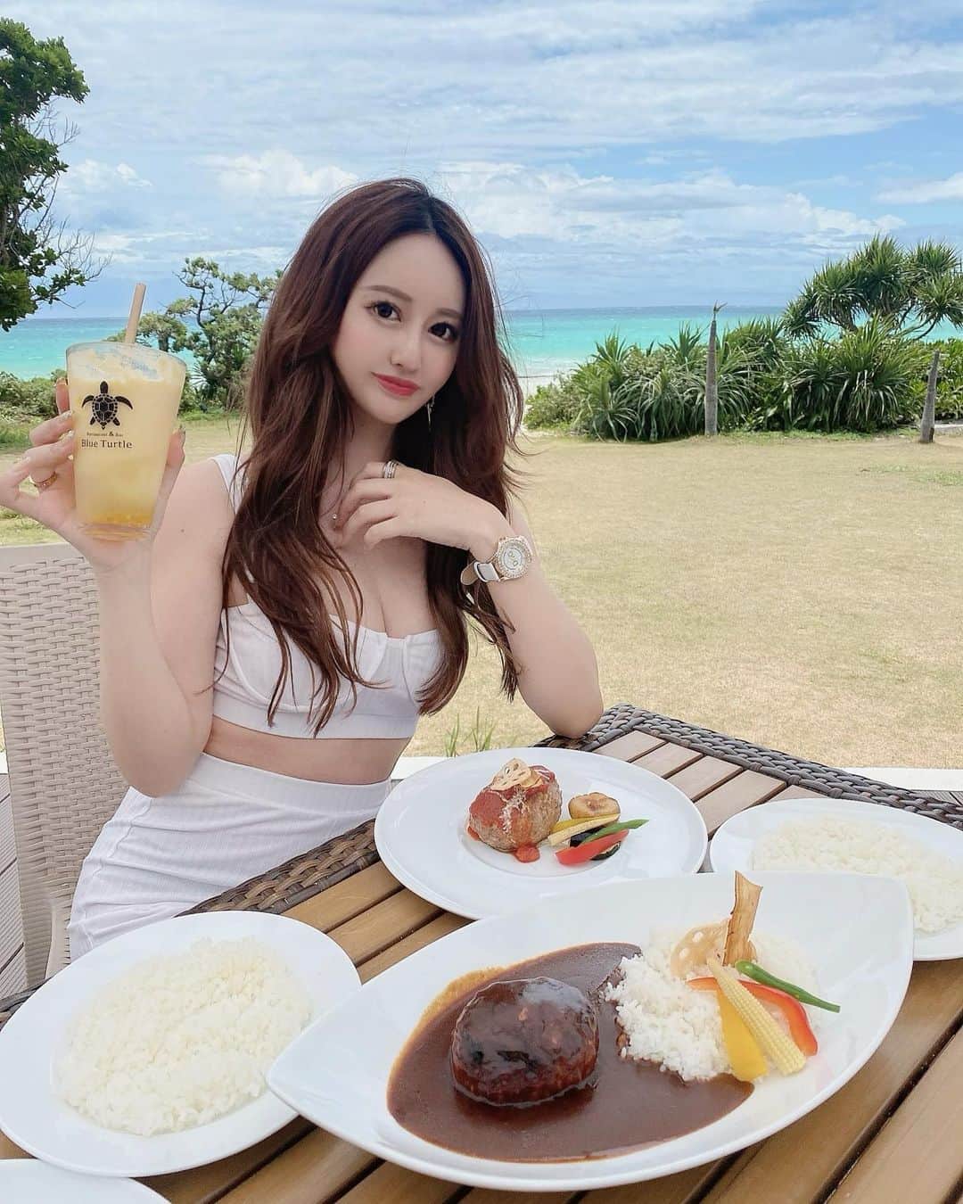 SHIHOさんのインスタグラム写真 - (SHIHOInstagram)「. . すごい風強かったけど 素敵なカフェだった♡♡♡ . (( @blueturtle_oceansports )) (( @blueturtle_oceansports )) . . . 石垣牛のハンバーグが とってもジューシーで美味しかったぁあ🌺💗 . 景色もいいしここでのランチ 選んで良かった〜(*´───`*) . . .  #沖縄旅行 #沖縄 #おきなわカフェ #沖縄カフェ #沖縄グルメ #宮古島 #宮古島カフェ #宮古島旅行 #アイス #okinawa #okinawajapan #okinawalife #okinawatrip #miyakojima #miyakoisland #bikini #水着 #水着コーデ #ビジョビ」5月17日 20時54分 - cham_pipi