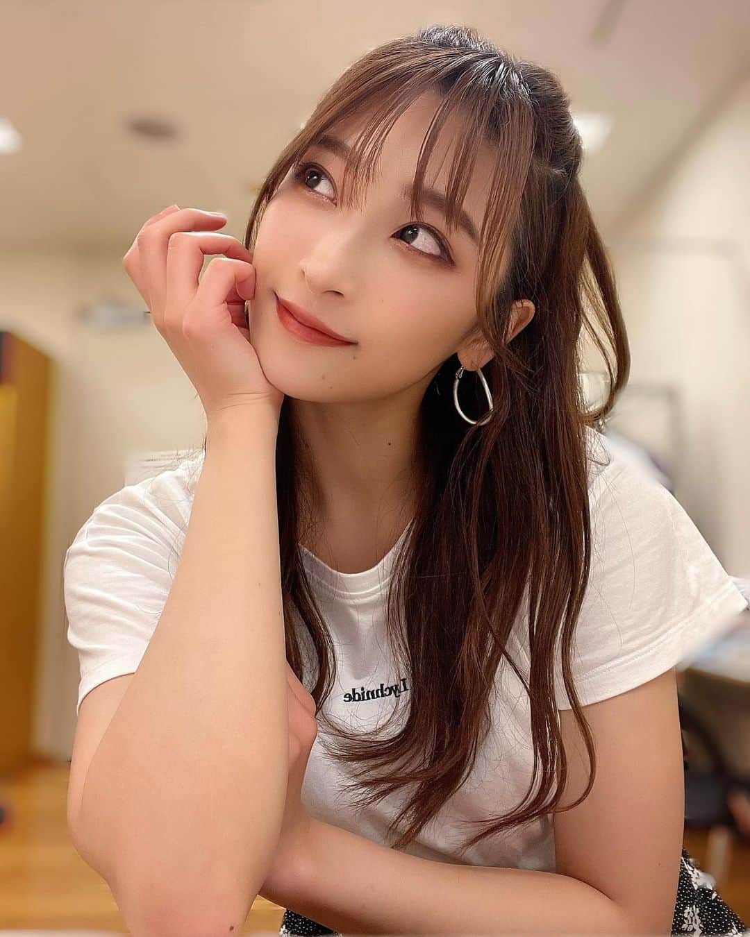 二瓶有加さんのインスタグラム写真 - (二瓶有加Instagram)「. 終演後の写真〜📷 . この髪型お気に入り〜👼 ライブの時しかしないけど、オフの日でもやろっかなぁ〜 . . #ヘアアレンジ　#ハーフアップアレンジ」5月17日 20時54分 - niheeeey.pink1020