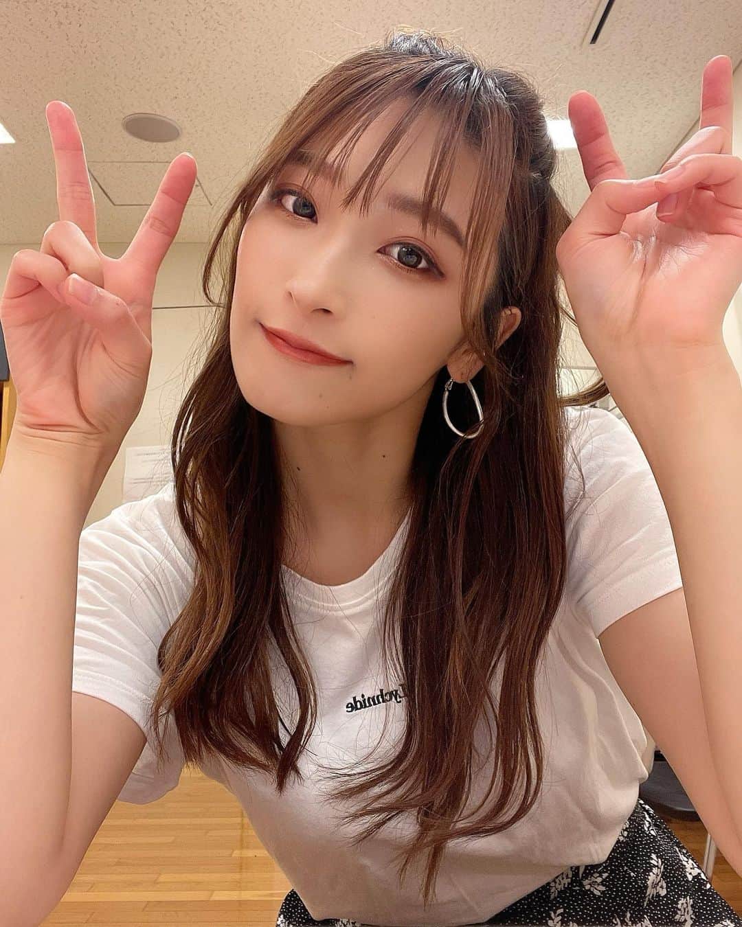 二瓶有加さんのインスタグラム写真 - (二瓶有加Instagram)「. 終演後の写真〜📷 . この髪型お気に入り〜👼 ライブの時しかしないけど、オフの日でもやろっかなぁ〜 . . #ヘアアレンジ　#ハーフアップアレンジ」5月17日 20時54分 - niheeeey.pink1020