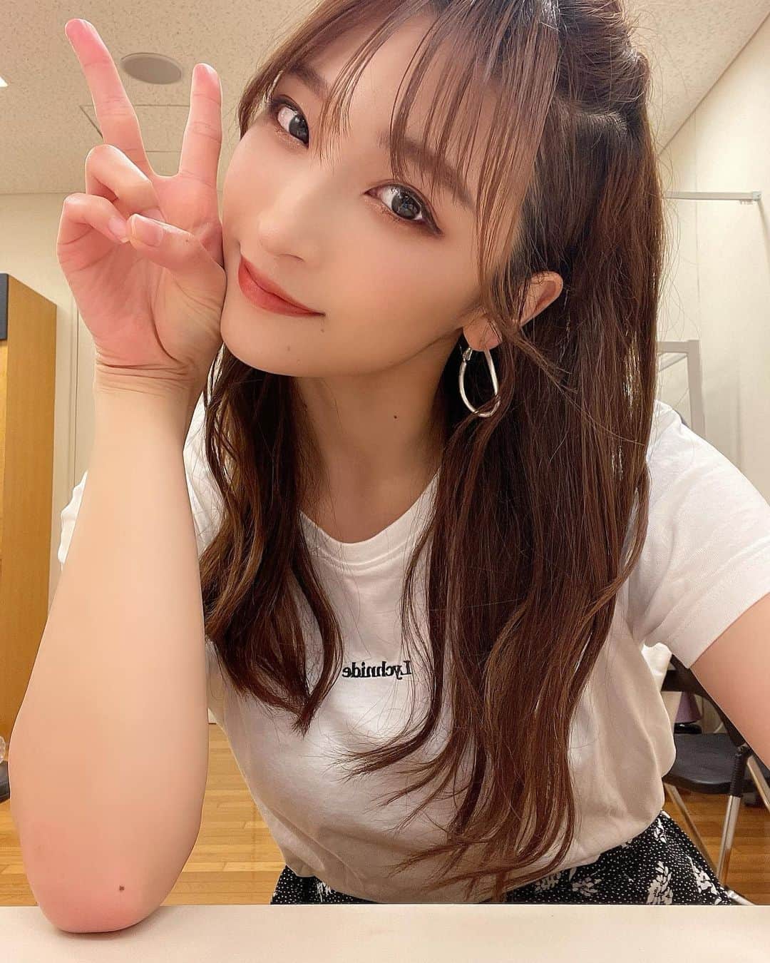 二瓶有加さんのインスタグラム写真 - (二瓶有加Instagram)「. 終演後の写真〜📷 . この髪型お気に入り〜👼 ライブの時しかしないけど、オフの日でもやろっかなぁ〜 . . #ヘアアレンジ　#ハーフアップアレンジ」5月17日 20時54分 - niheeeey.pink1020