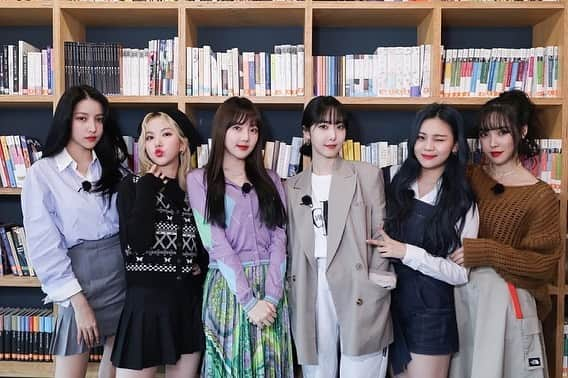 GFriendさんのインスタグラム写真 - (GFriendInstagram)「#여자친구 #GFRIEND  GFRIEND's #MEMORIA  단체사진📸찰칵」5月17日 21時00分 - gfriendofficial