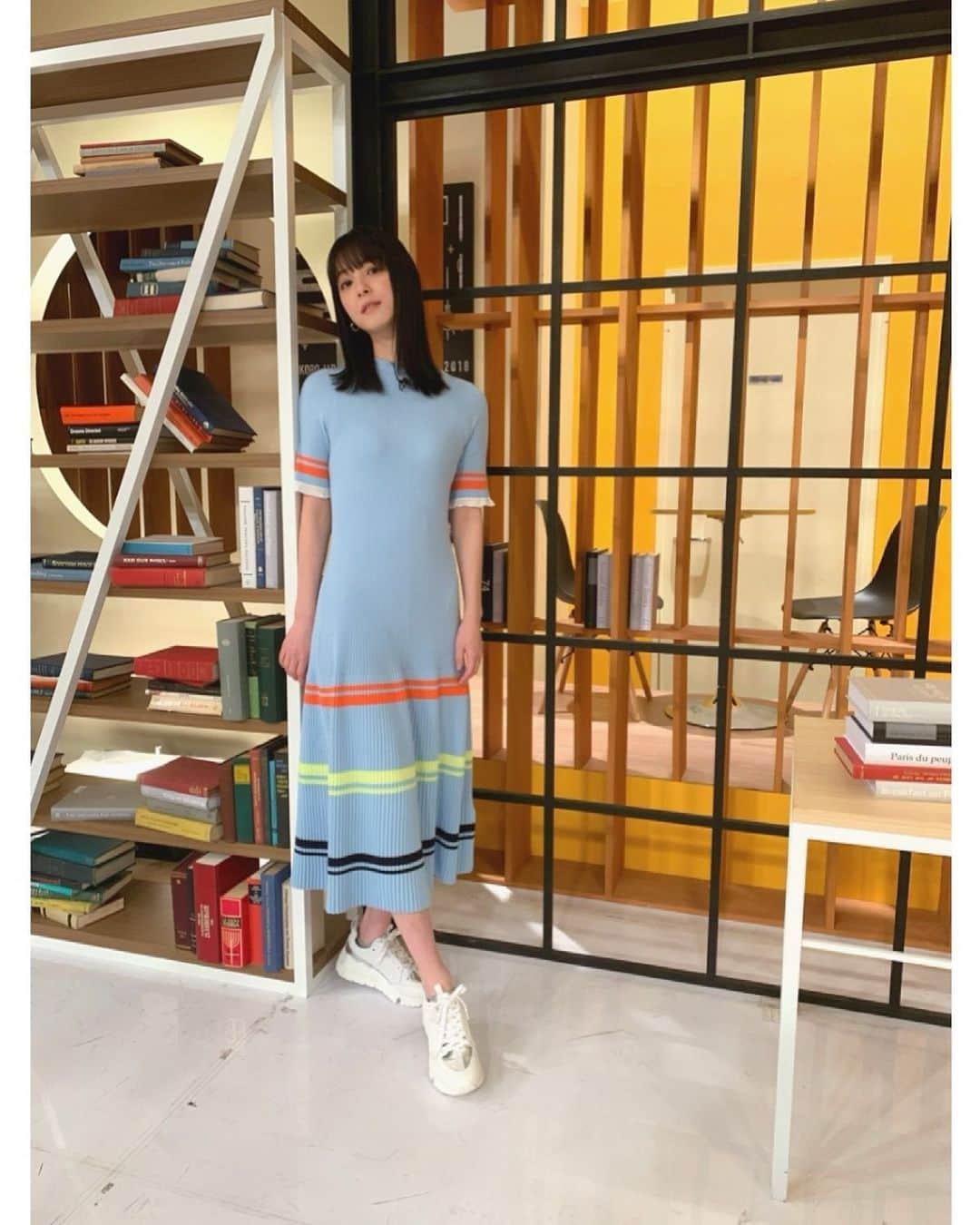 のインスタグラム：「本日の#所JAPAN 22:00～です！ テーマは「命がけ温泉第二弾」と「改良シティ渋谷」😊  outfit: #VVB shoes: #PierreHardy accessory: #MILAMORE styling: #天津亜紀 さん hair&makeup: #犬木愛 さん」