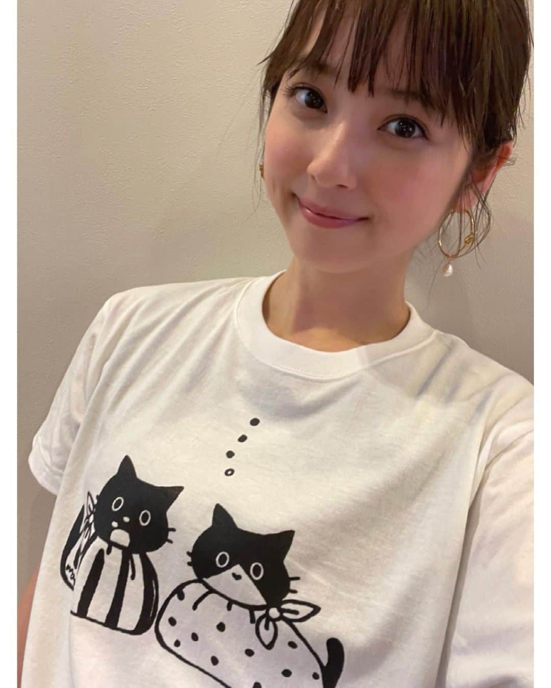 のインスタグラム：「マルオレちゃんのチャリティーTシャツ！可愛い〜❤︎ 仕事が終わり帰宅すると、大好きな藤あや子さんから嬉しいお届け物で、疲れが一気に吹き飛びました！ しかも息子の分まで！親子で着るのが楽しみです🥺  #マルオレ #藤あや子 さん #ニャンキューソーマッチ」