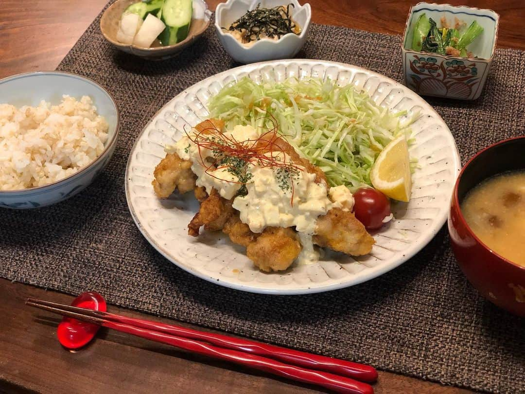 月央和沙さんのインスタグラム写真 - (月央和沙Instagram)「うちの晩ごはん‼️ . #チキン南蛮 #山芋の短冊 #小松菜お浸し #お漬物 #なめこと豆腐のお味噌汁」5月17日 21時16分 - kazusa_tsukio