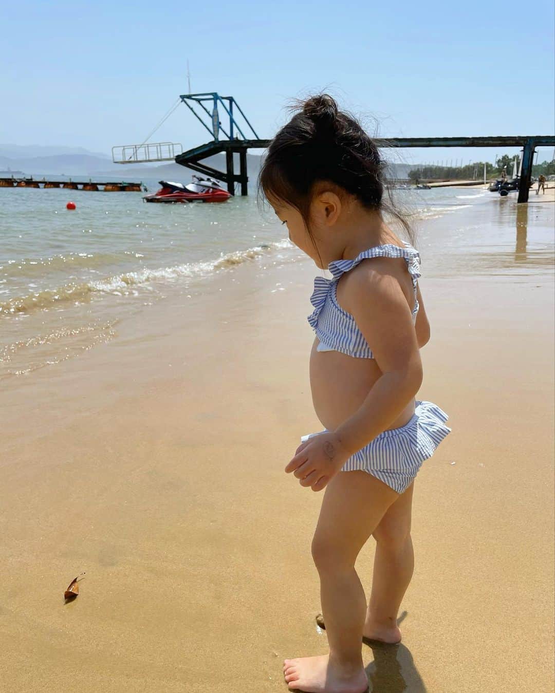 MARIEのインスタグラム：「沖縄でもないのに一人先に海開き👶🏼🏝 もうずっとこのバブ体型でいてほしい🥲❤️  #新米ママ  #育児 #ママリ #女の子ママ#2歳ママ #2歳3ヶ月 #海開き2021」