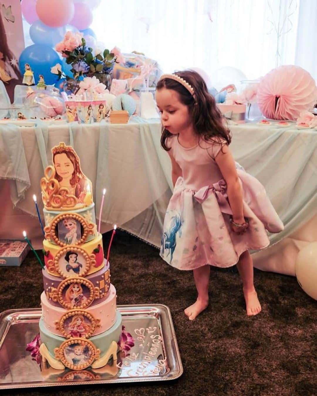 アンナ・オルティス（イニエスタの妻）のインスタグラム：「Felices 4 añitos princesa!! Ojalá nunca te separes de tu niña pequeña tan llena d luz! Te queremos!! #cumplesiena #mialmalibre #ravapas💫⁣ @andresiniesta8  ⁣ 4歳誕生日おめでとう､プリンセス！！心の中の光をずっといつまでも残してほしいです！愛してる！！」