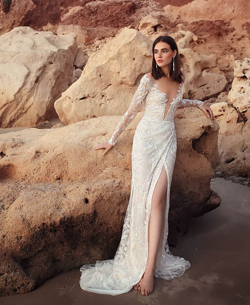 Magnolia Whiteのインスタグラム：「【Galia Lahav / G-410】  Galia Lahavの高い美意識から生み出されるオリジナリティ溢れるドレスは、目を見張るほどに豪華な刺繍、女性らしい劇的なドレスラインが最大の魅力。  刺繍たっぷりのロングスリーブは、肌の露出を控えめにされたい花嫁様にもおすすめです。﻿ ﻿   dress.﻿ @galialahav / #G410﻿ ﻿   ※MAGNOLIA WHITEが日本で唯一の正規取扱店です  取り扱い店舗については、プロフィールのHPよりご確認ください🕊  #magnoliawhite  #galialahav #wedding  #weddingdress  #bridal  #マグノリアホワイト  #ガリアラハヴ #プレ花嫁  #結婚式準備  #2021夏婚 #2021秋婚  #2021冬婚 #インポートドレス  #前撮り  #ウェディングドレス  #フォトウェディング」