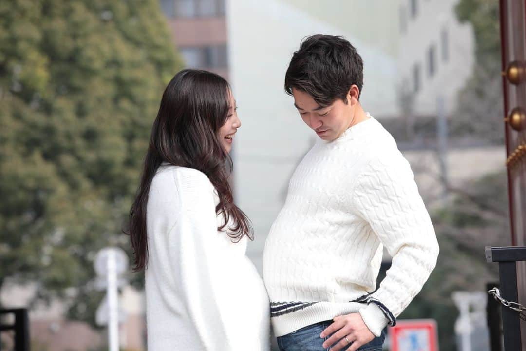辻沙穂里さんのインスタグラム写真 - (辻沙穂里Instagram)「. 27歳になりました🌷  26歳はこれまで生きてきた中で 一番楽しくて一番幸せな1年でした😊  大変なことや不安なこともたくさんありましたが それを全部笑って楽しく乗り越えられたのは どんなときも隣に夫がいてくれたからです。 最近のデートといえばアカチャンホンポばかりだし ドライブ中、iPhoneが繋がって曲がかかっていると思えば 「赤ちゃんが安心する胎内音」だし 2人きりになっても話す内容は息子のことばかり。 でも今はそれがすごく幸せです😂  27歳、初めてのことばかりな1年になりそうですが 私らしく、楽しく乗り越えていきたいです！ 今後ともどうぞよろしくお願いします✨  子どもが産まれる前に 2人きり最後の記念として撮ってもらった写真です🎈」5月17日 21時37分 - saoritsuji0517