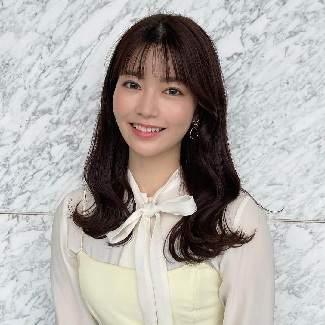 一城あやののインスタグラム：「カラーカット、写真バージョン❤️どうかな☺️毛先外巻きってほぼしたことなかったけど、かわいい(≧∀≦) 今回も千代間さん！いつもありがとうございます😊 @shea_chiyo  @shea.hair_lifestyle  👗 blouse... @martinique_tokyo  salopette skirt... @zara . . . . . . . . . . . . . . . . . . . . . . . . . . . . . . . #shea #ヘアアレンジ #ヘアカラー  #ヘアカラートレンド #アッシュベージュ #アッシュカラー  #zara #zarawomen #animegirl  #ザラ#zaraコーデ #透明感カラー #エレガントコーデ  #乃木坂46 #乃木坂 #乃木坂46好きな人と繋がりたい #春コーデ #japanesegirl  #女子大生 #大学生 #大学生コーデ #清楚系女子 #韓国ヘア #韓国ファッション #イエベ春 #美容好きな人と繋がりたい #オルチャンヘア #今日のイエベさん #nyannyancosplay #nekogirlkawaii」