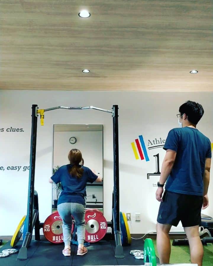 おぎたともこのインスタグラム：「懸垂やった( °∀° )/   1回は出来るけど2回目からは肘を伸ばしきらんようにするのに必死！ 伸ばしきったらもうあがらん  体重おんもい<( ･ิω･ิ)>  ちゃんと出来たのは1回だけ。。。  #このみ #おぎたともこ #筋トレ #チンニング #懸垂 #広島ジム #athletebase1up #なんでトレーニングするのって友達に聞かれた #楽しいからじゃよ #それだけ #おっきい目標はない #ゆるゆる #その日の体調みてメニュー組んでもらえるし #厳しくないし #でも力はついてきた」