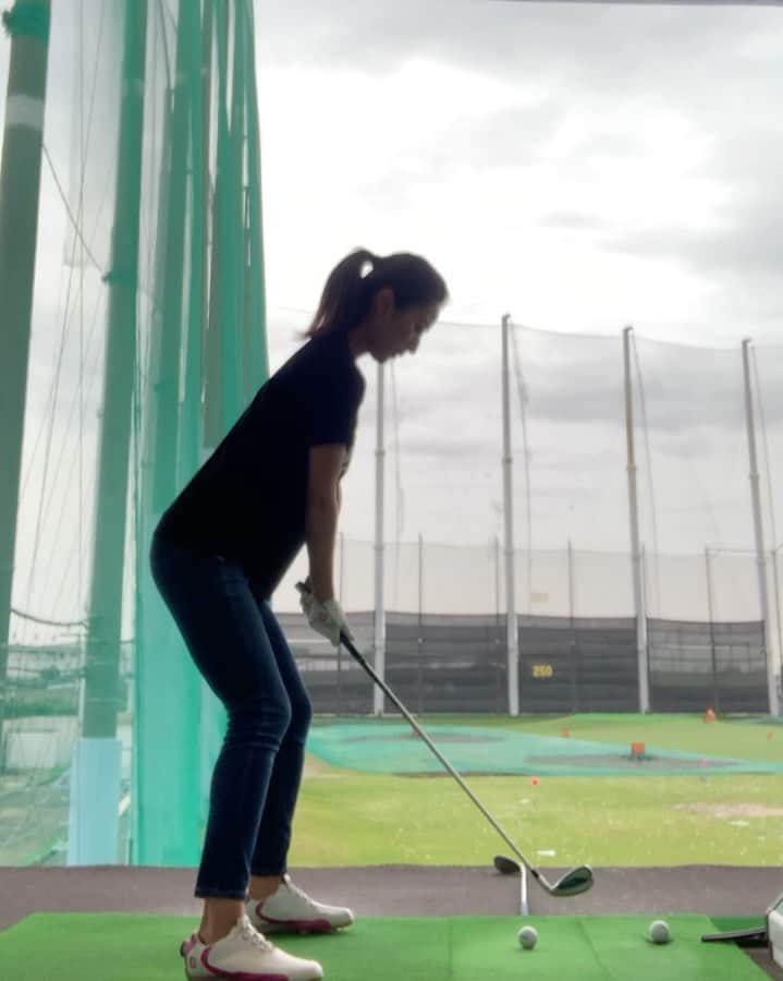 葛巻佳那のインスタグラム：「練習で400球🏌️‍♀️ 狙いを定めて、自分の癖が出ないよう意識するポイントを頭で唱えながら打つ。 同じ流れで打ってるはずなのに、毎回違う🙄 精密度高めのロボットになりたい🤖💭 早くどのクラブも使いこなせるようになりたいな⛳️  #ゴルフ #ゴルフ女子  #ゴルフ練習 #成長記録 #ロボットになりたい」